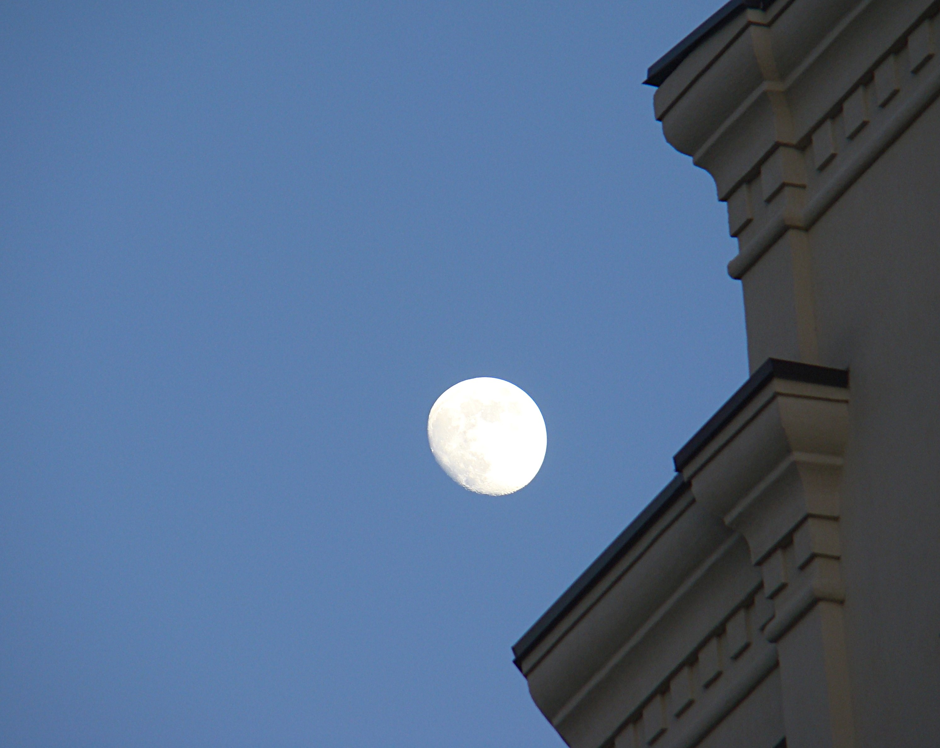 Moon roof. Луна крыша лифт. Полумесяц на крыше дома.