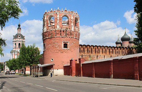 башня и стены монастыря
