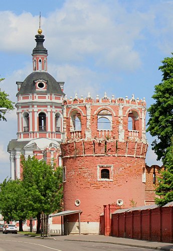 колокольня и башня Донского монастыря
