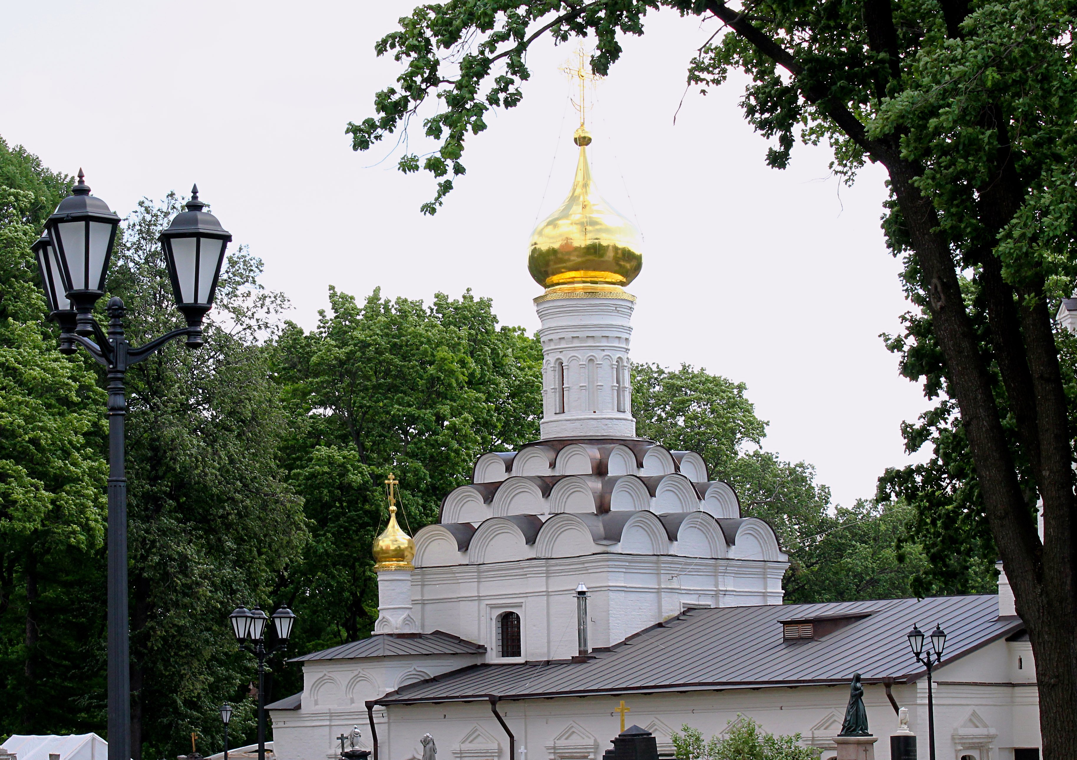 Малый храм Донского монастыря в Москве.