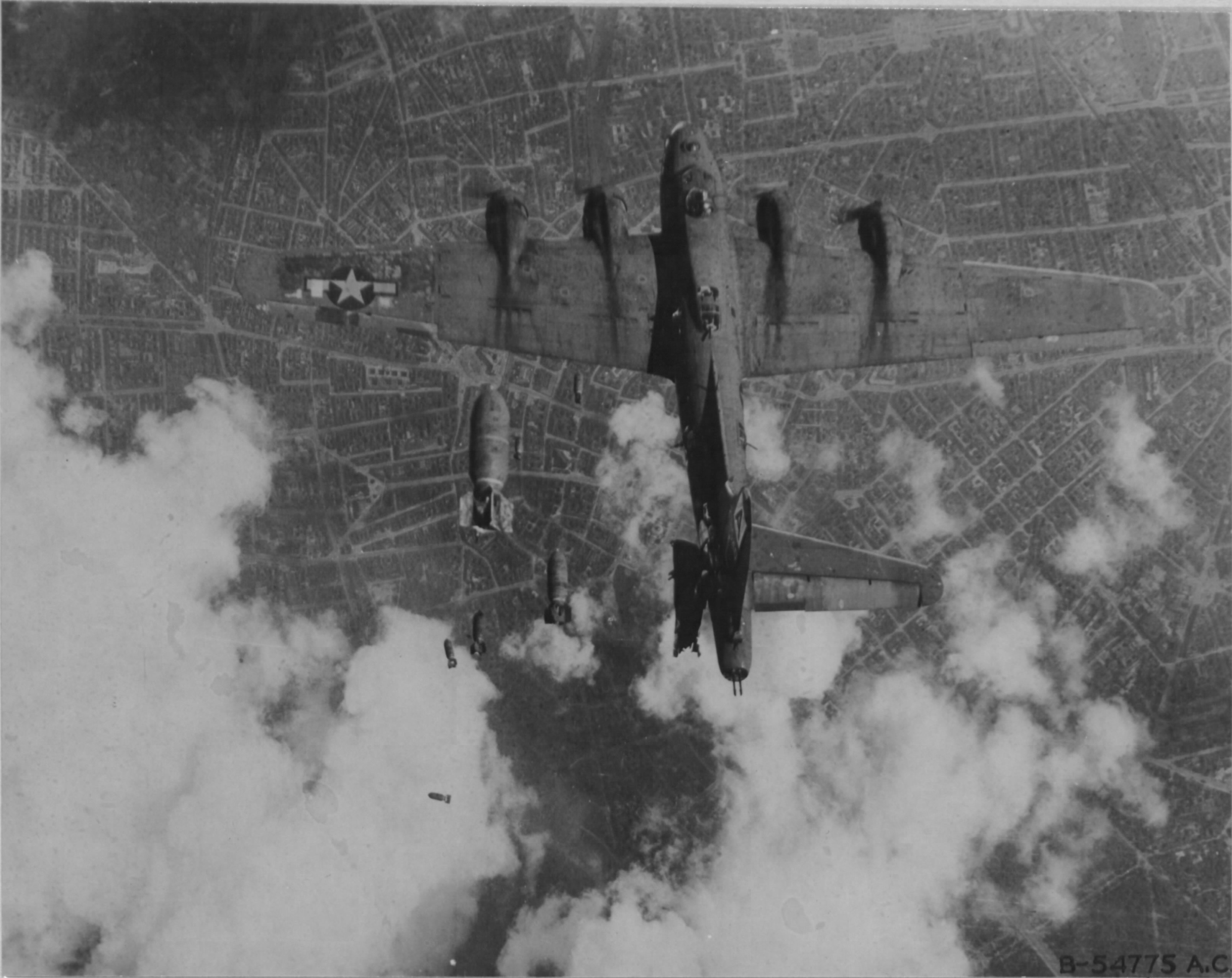 Бомбардировки второй мировой войны. B 17 бомбардировщик. Американские бомбардировщики 1944. Боинг b-17. Самолёт b17 1944.