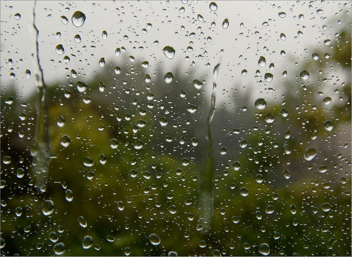 Окно в дождевых каплях. Дождь за окном. Капли дождя. Дождь в окне. Капли на окне.