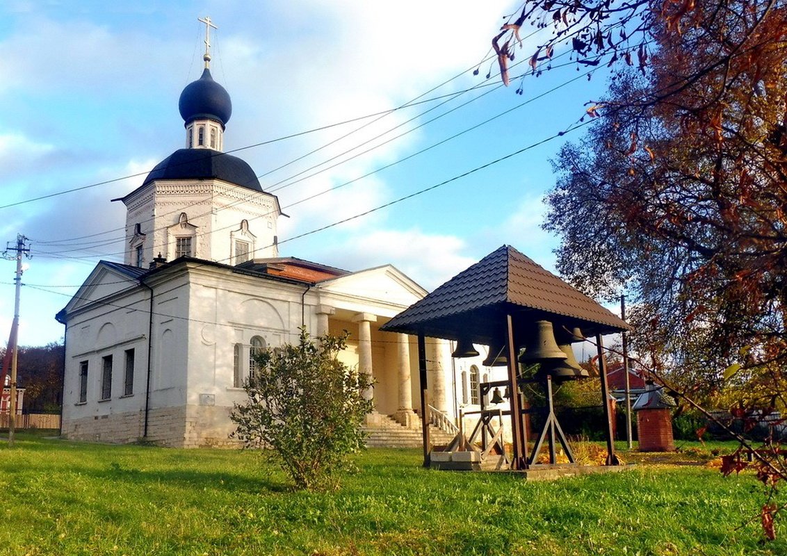 Церковь богослова. Церковь Иоанна Богослова в селе Красном. Церковь Иоанна Богослова красная Пахра. Красная Пахра село красное храм. Храм Иоанна Богослова красное новая Москва.