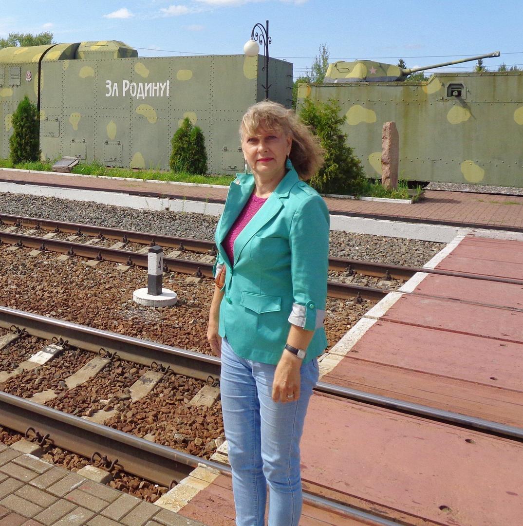 На станции Чернь, в Тульской области, установлен памятник-бронепоезд..