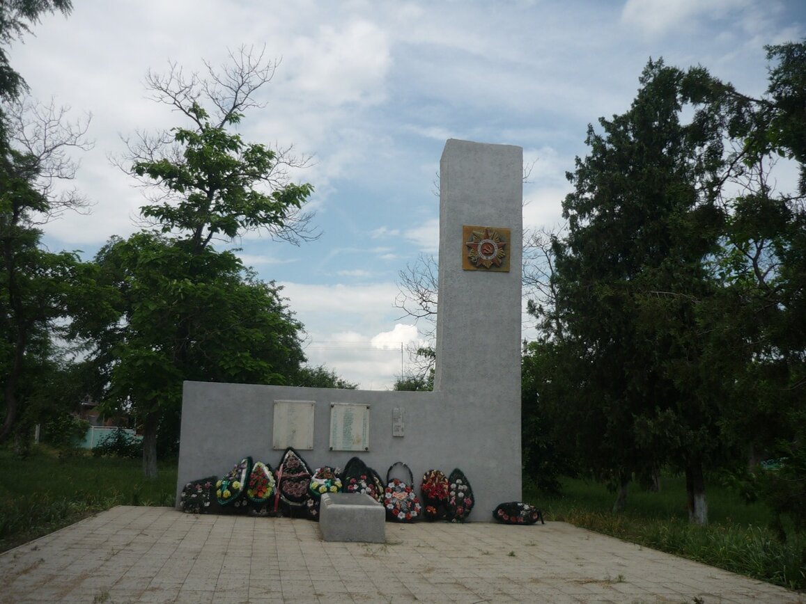 Ладожская краснодарский край. Станица Ладожская Краснодарский край. Памятники станицы Ладожской. Мемориалы станица Ладожская. Станица Ладожская Усть-Лабинский район достопримечательность.