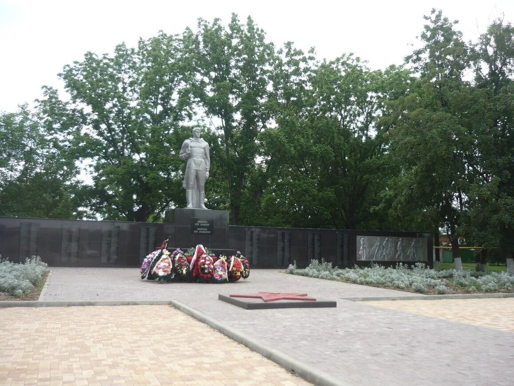 Ст ладожская. Ладожский техникум Усть-Лабинский район. Станица Ладожская фото. Памятник 2 х солдат ст Ладожская.