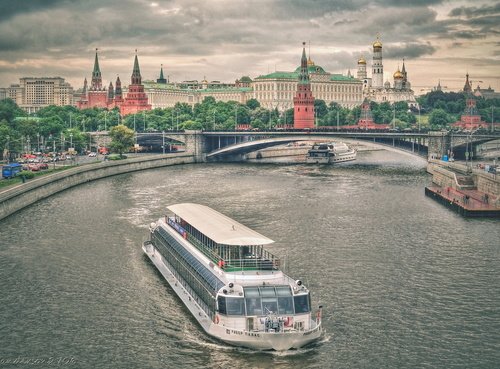 По Москва-реке