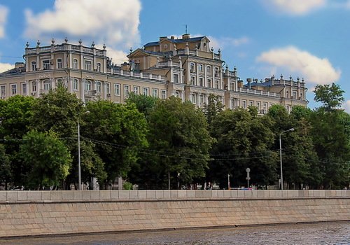 здание на Краснохолмской набережной реки Москвы