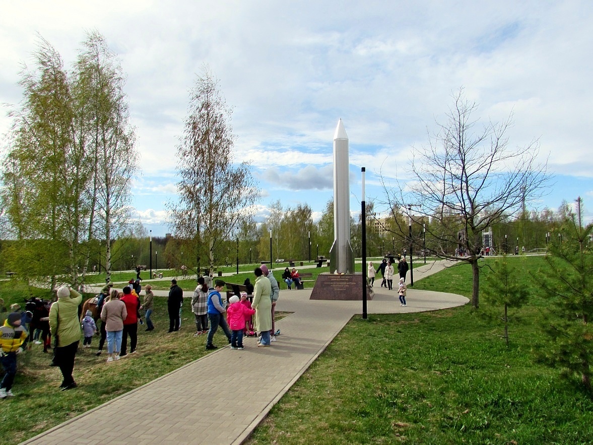 Парк победы 13. Парк Победы Кострома. Памятники в парке Победы Костромы. Парк Победы Кострома памятник ракетчикам. Кострома парк Победы колокол.