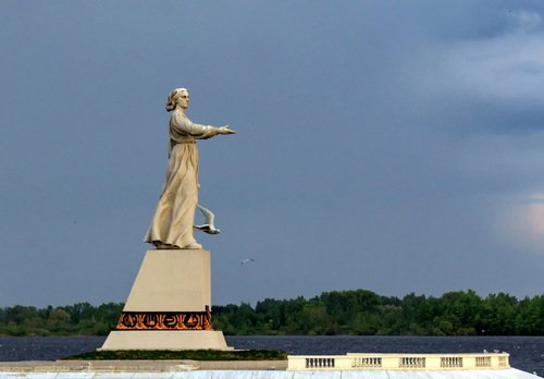 монумент  Волга-Мать