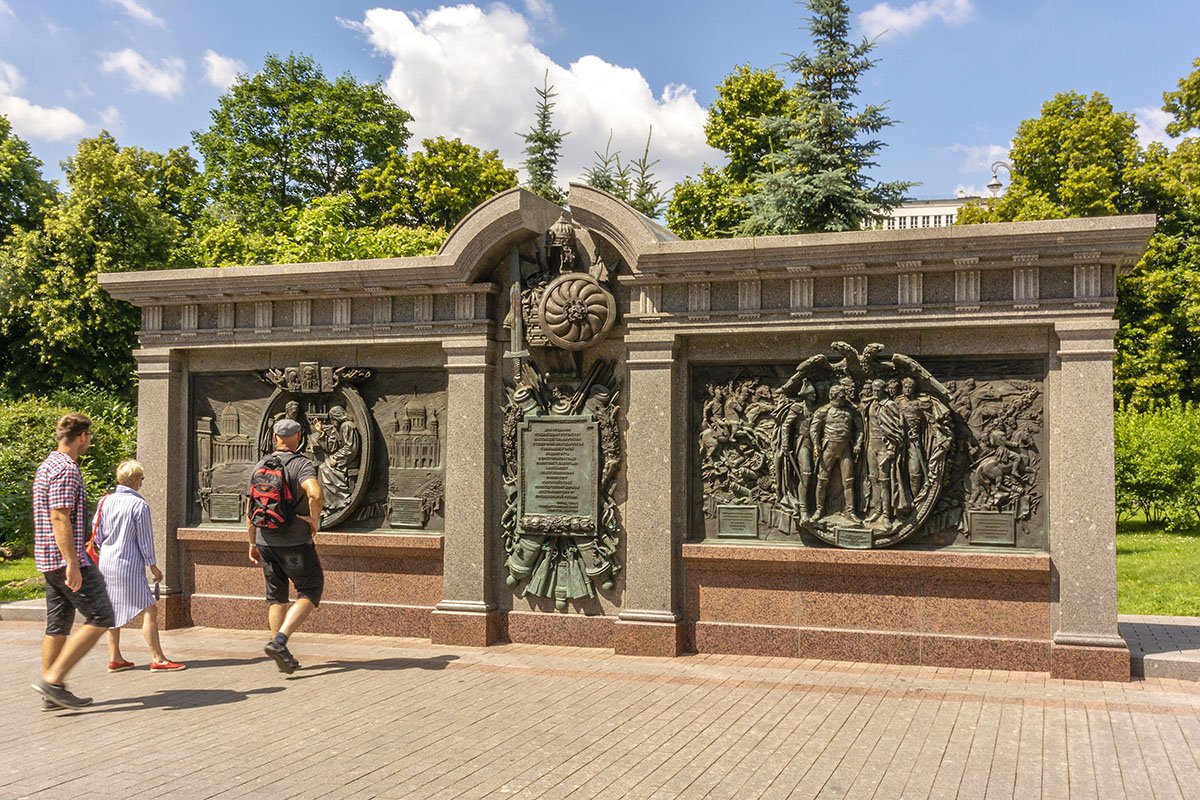 Памятник александру в москве