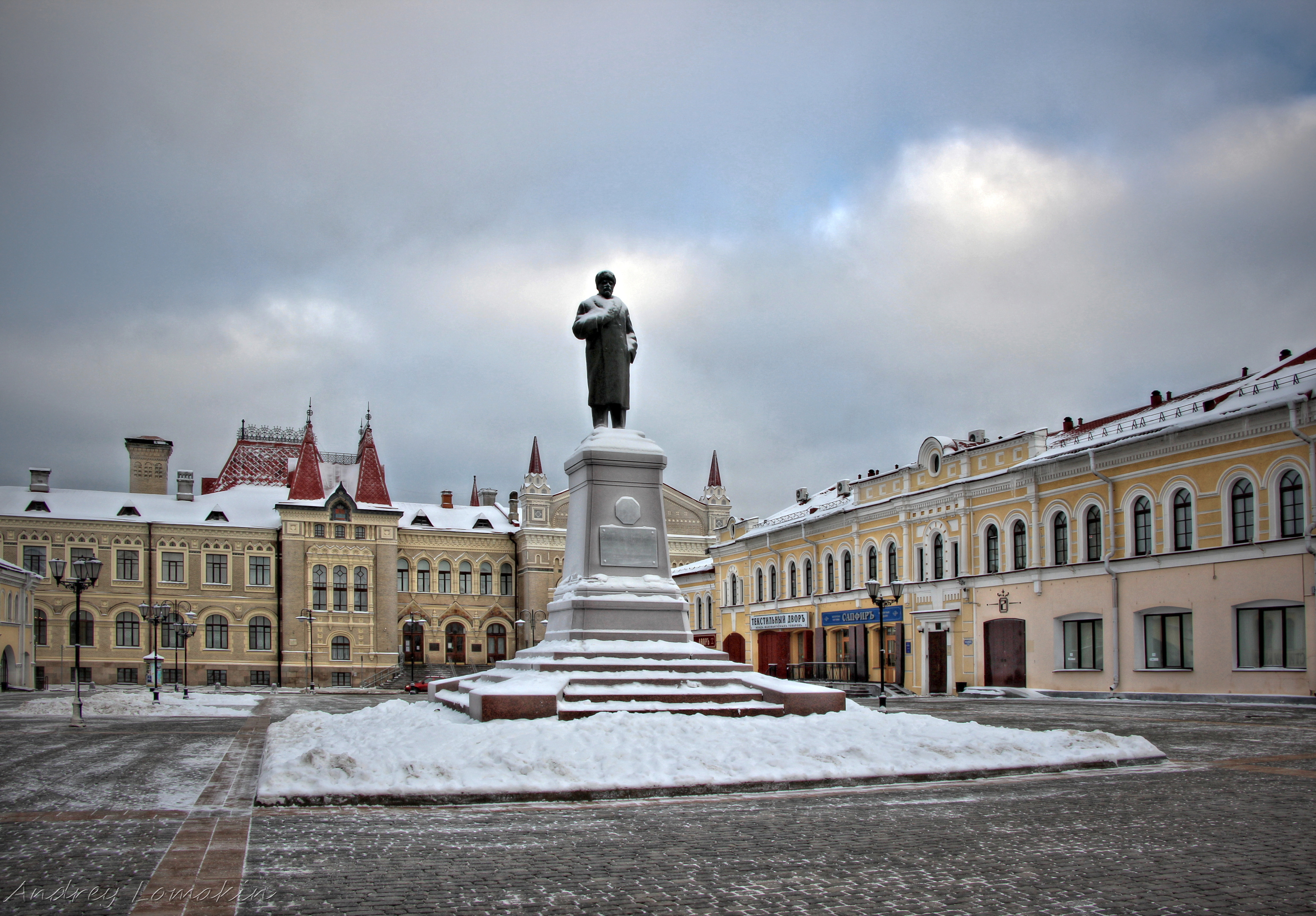 Памятник Ленину в Ярославле на красной площади.