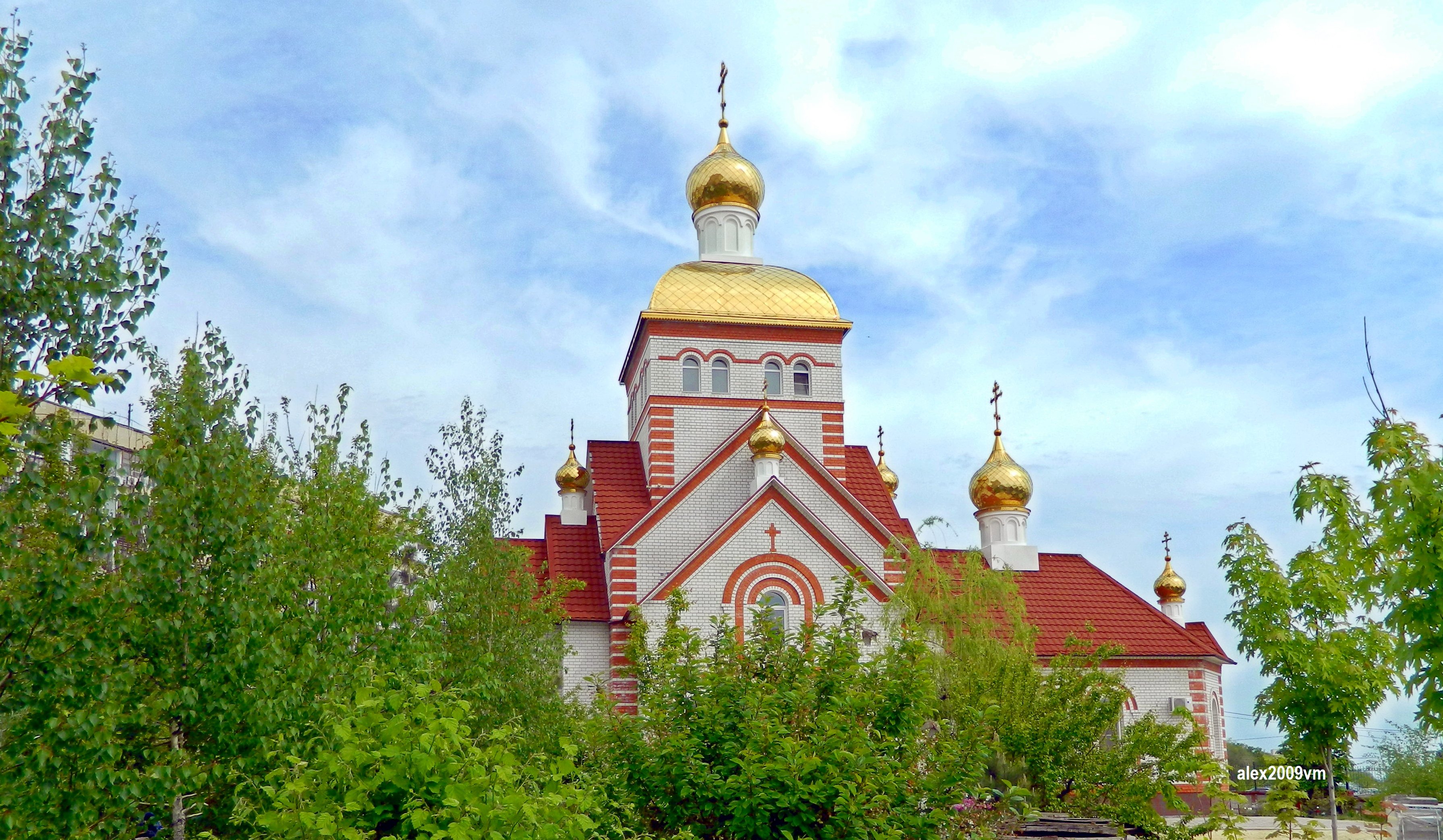 Храм всех русских святых. Храм всех русских святых Волгоград. Храм всех святых Волгоград на 7 Гвардейской. Церковь всех святых российских, Новосибирск. Нововаршавка храм вечером.