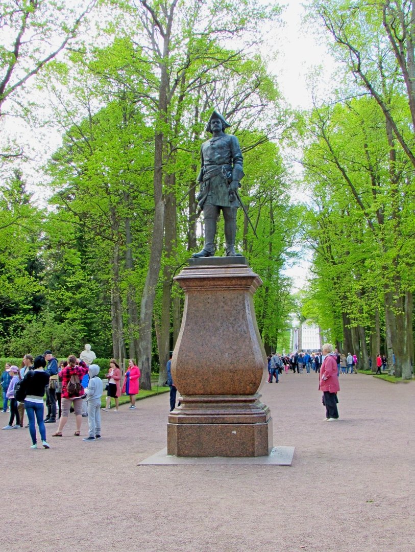 Памятник Петру в Петергофе в Нижнем парке