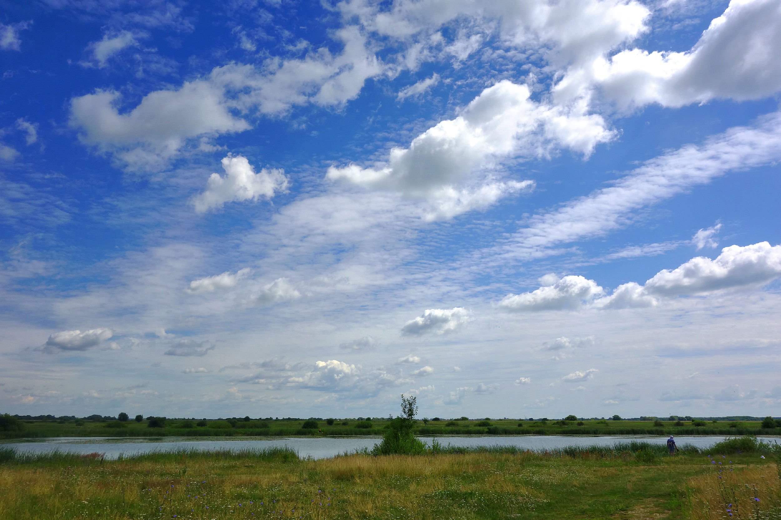Пока плывут облака. Под небом голубым. Под небом голубым фото. Нижний Новгород голубое небо. Кострома фото с голубым небом.