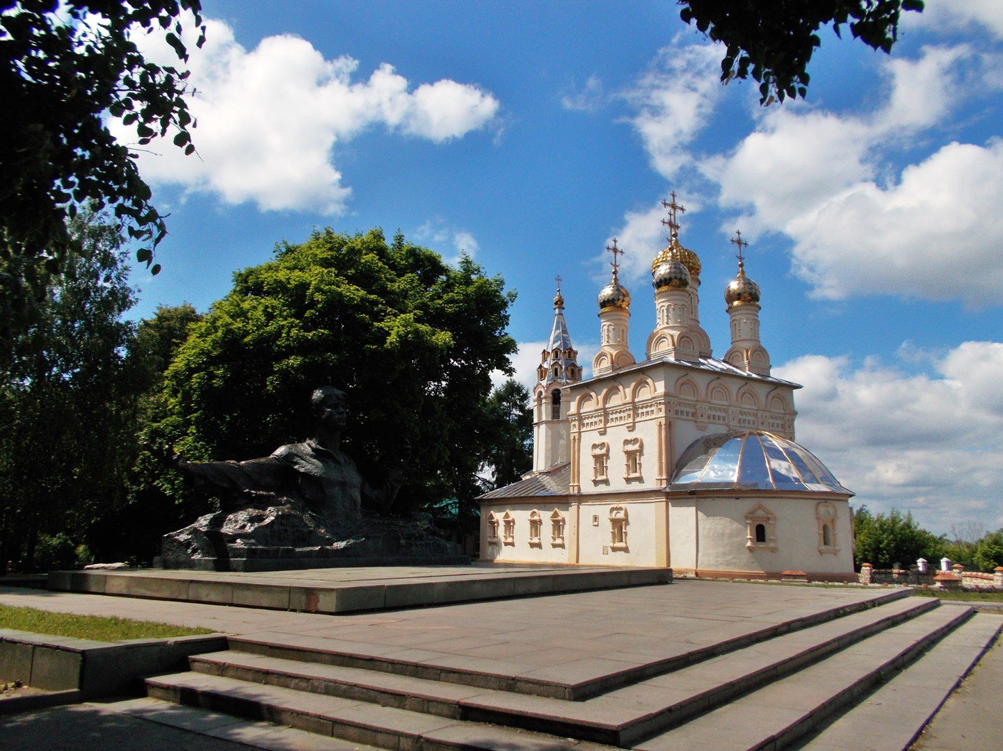 Фото около церкви