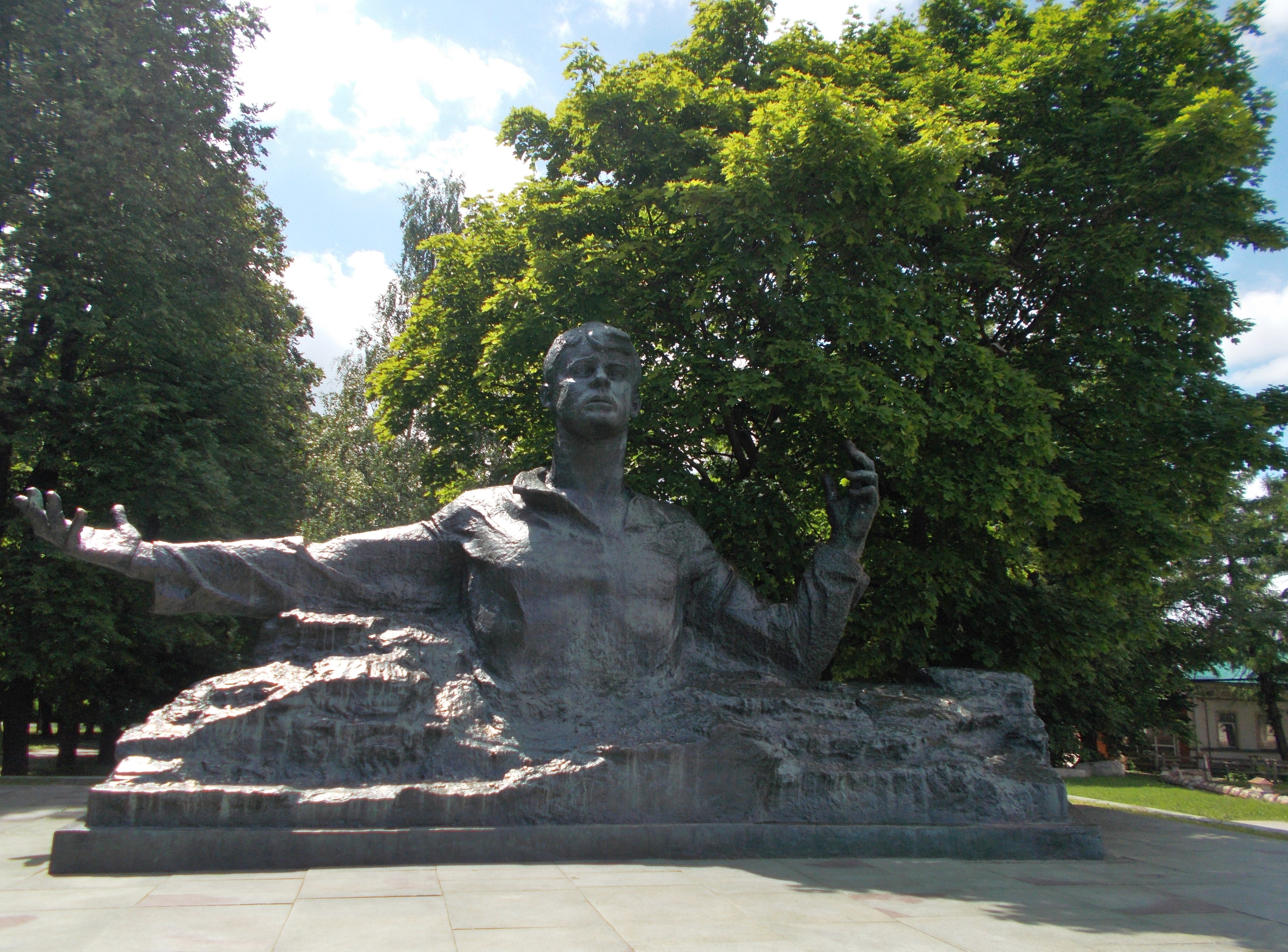 Памятники в рязани. Памятник Есенину в Рязани. Памятник Сергею Есенину в Рязани. Памятник Сергею Есенину в Рязани на набережной. Памятник Сергею Есенину в Рязани летом.