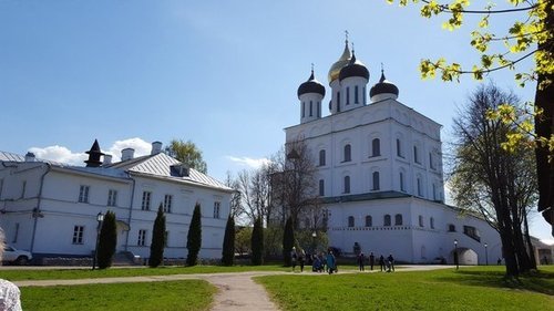 ГОЛУБОЕ НЕБО,БЕЛОСНЕЖНЫЙ ХРАМ И ЗОЛОТЫЕ КУПОЛА