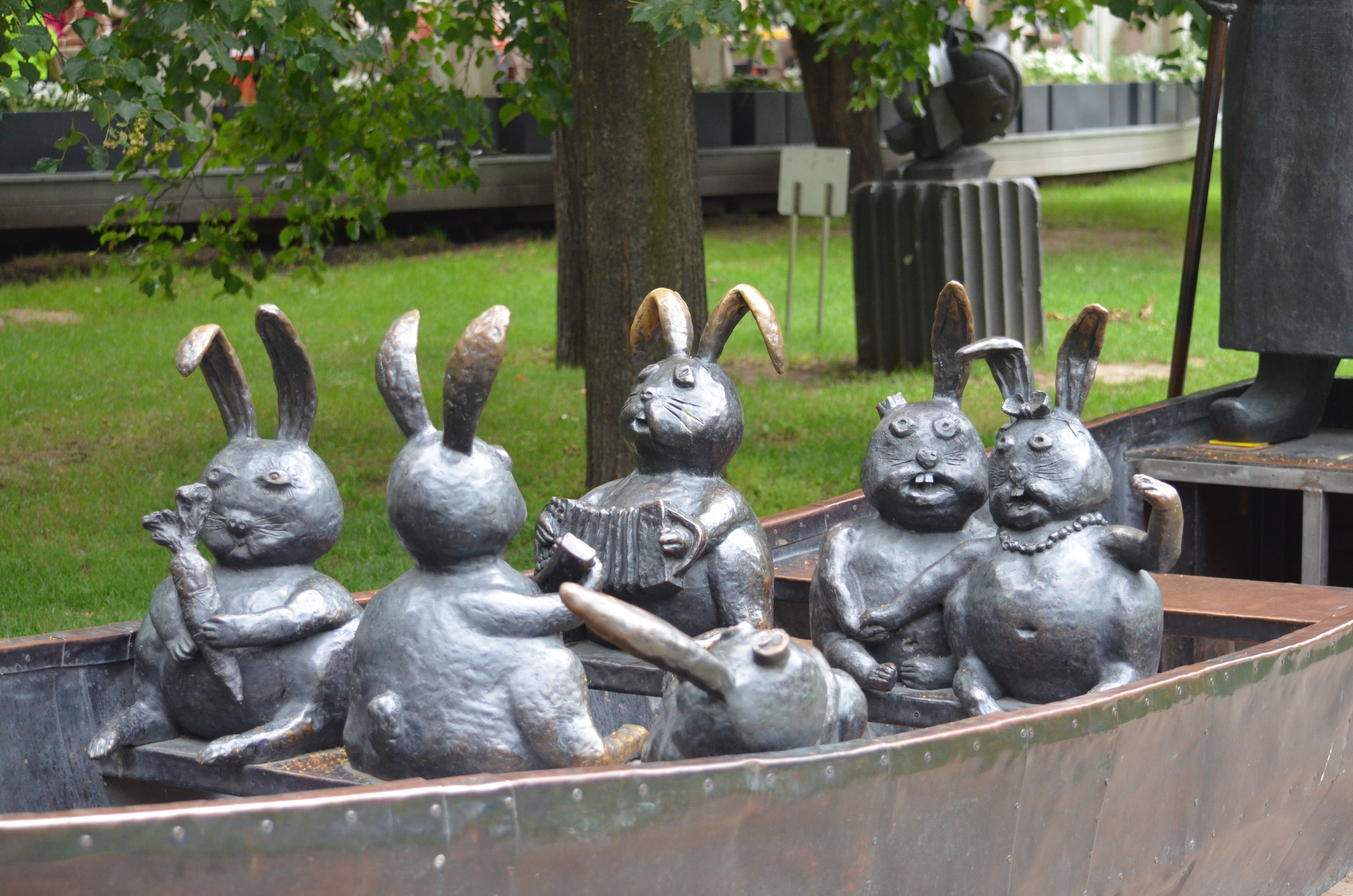 Памятник деду Мазаю и зайцам в Москве
