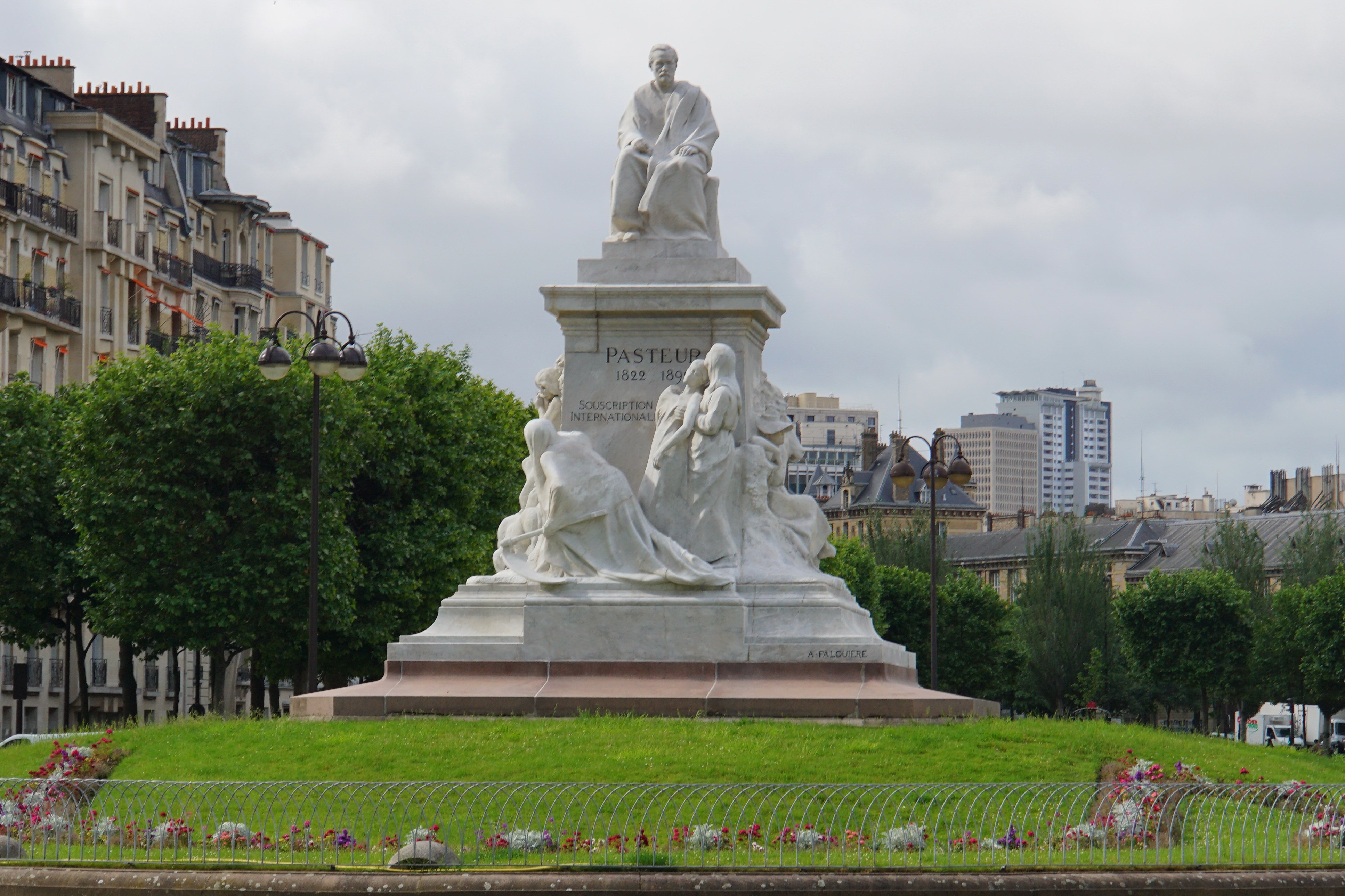 Памятник Луи Пастеру в Париже