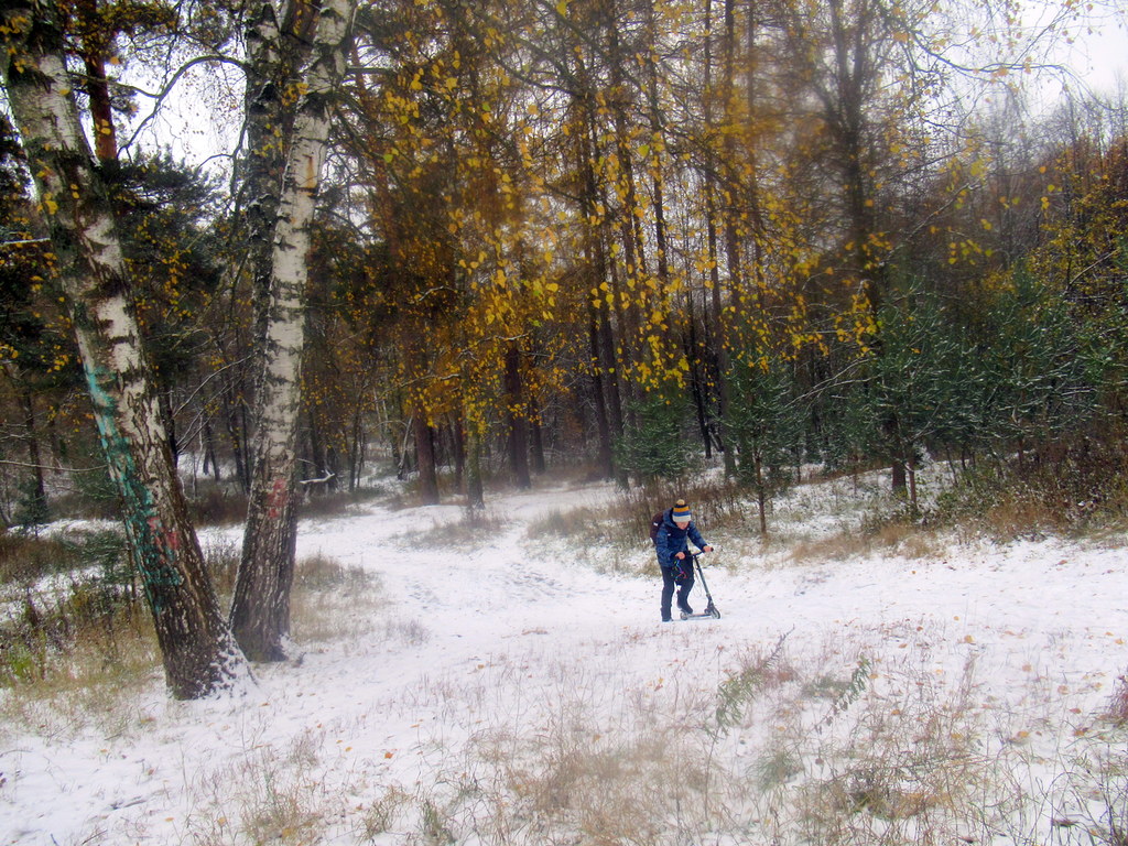 скорее бы санки... сказал мальчонка с самокатом