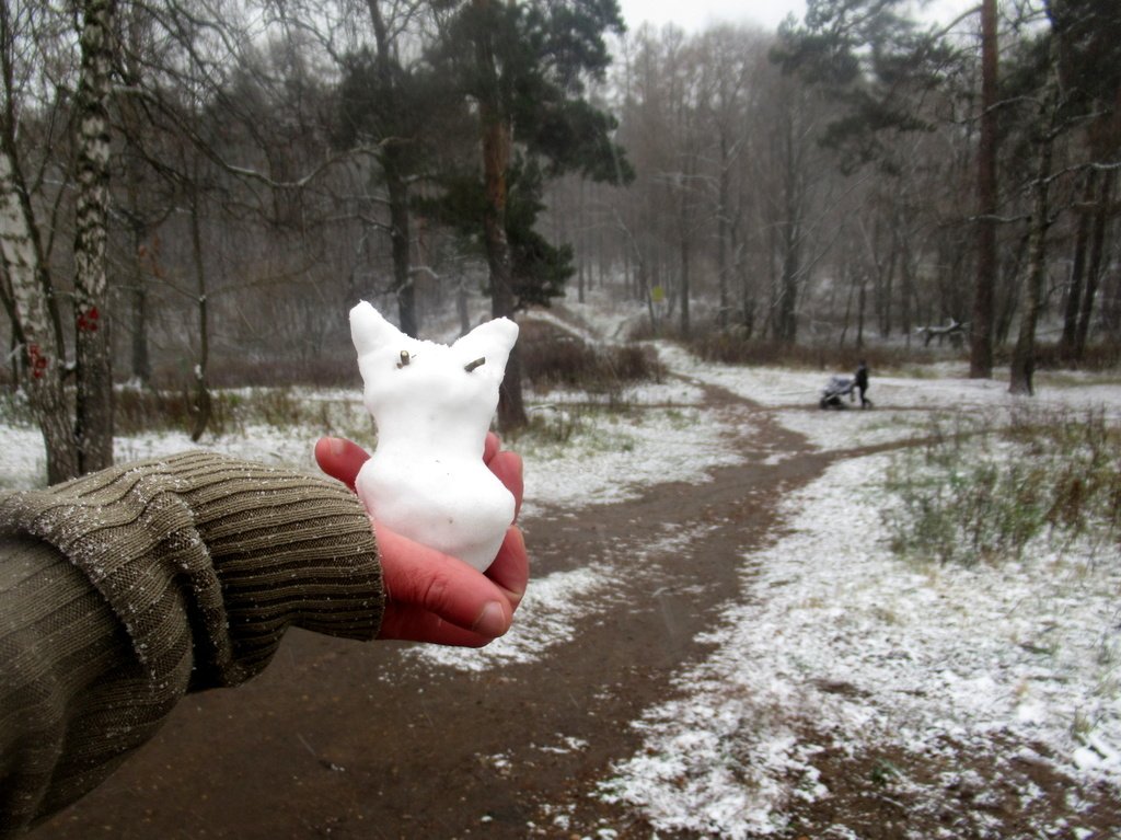 вот он я, самый первый СНЕГовичок-мышонок)