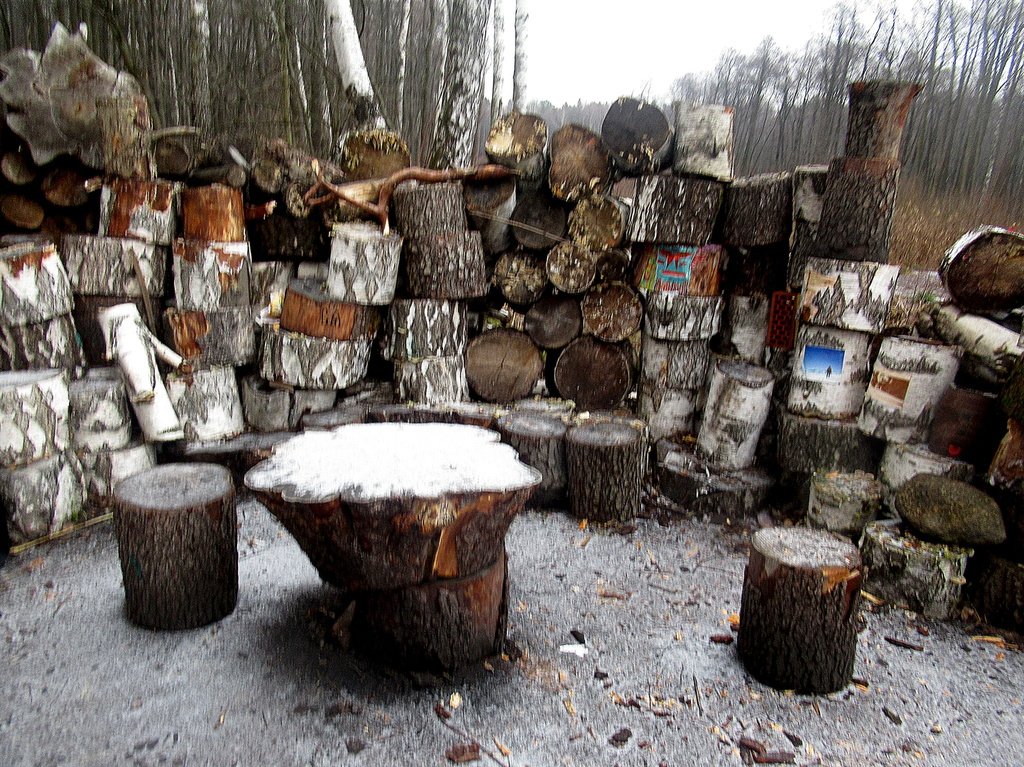 а  за столиком любимой кафешки... никого