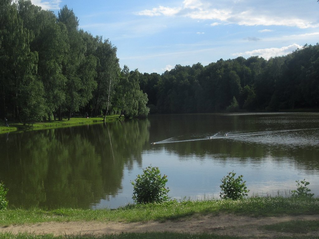 Красный пруд ... в смысле красивый)