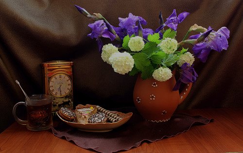 композиция с цветами и чаем