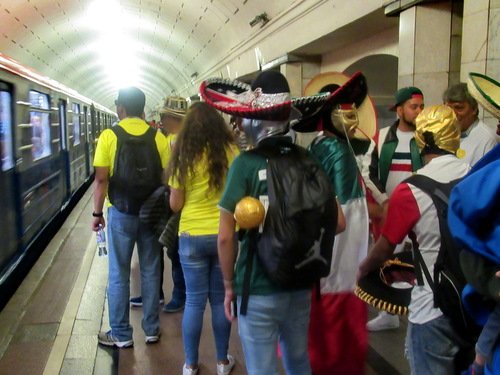 Мексинканцы в метро