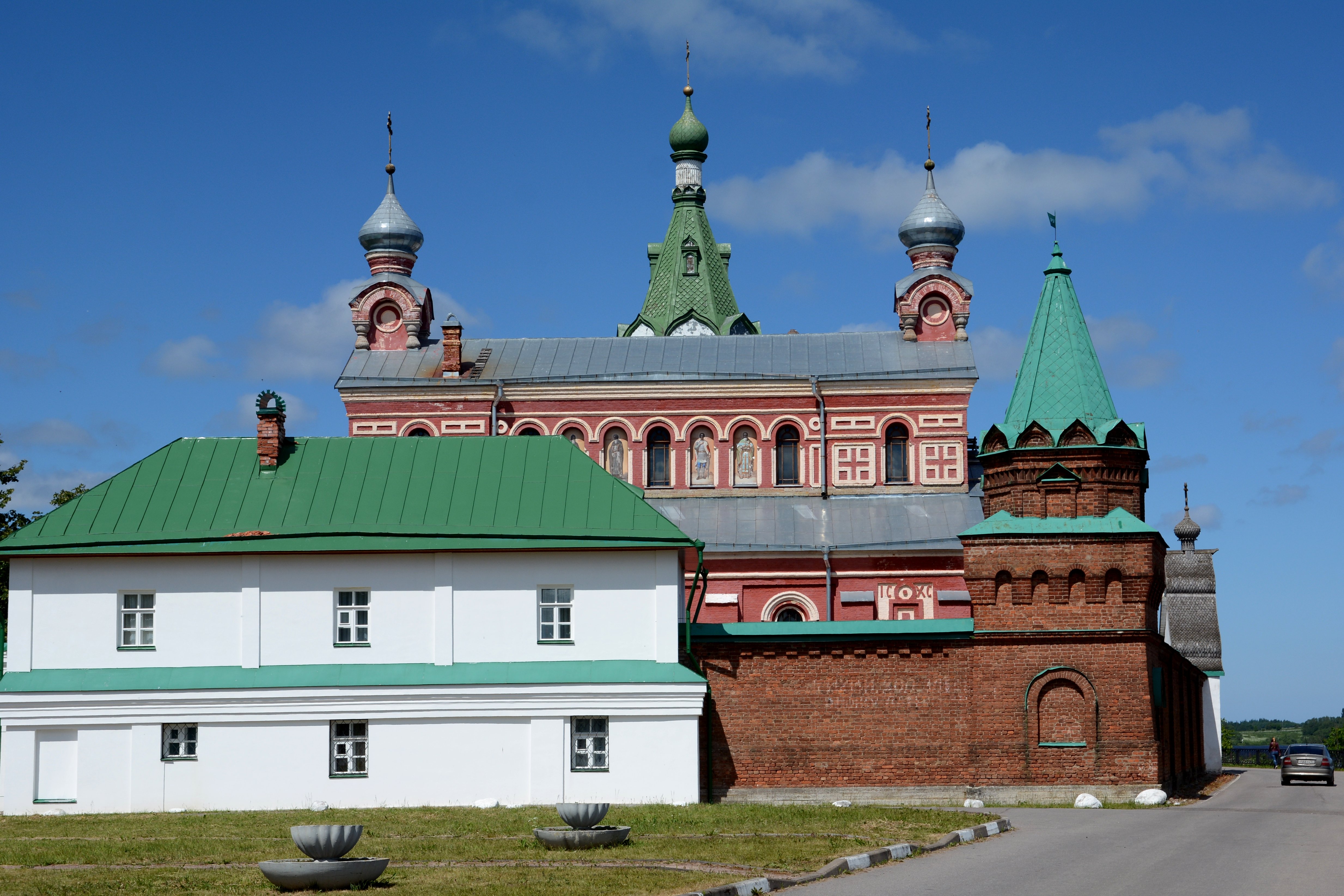 Старая ладога монастырь. Никольский монастырь в старой Ладоге. Никольский мужской монастырь в старой Ладоге зима. Староладожский Никольский монастырь кельи. Женский монастырь в Волховстрой.