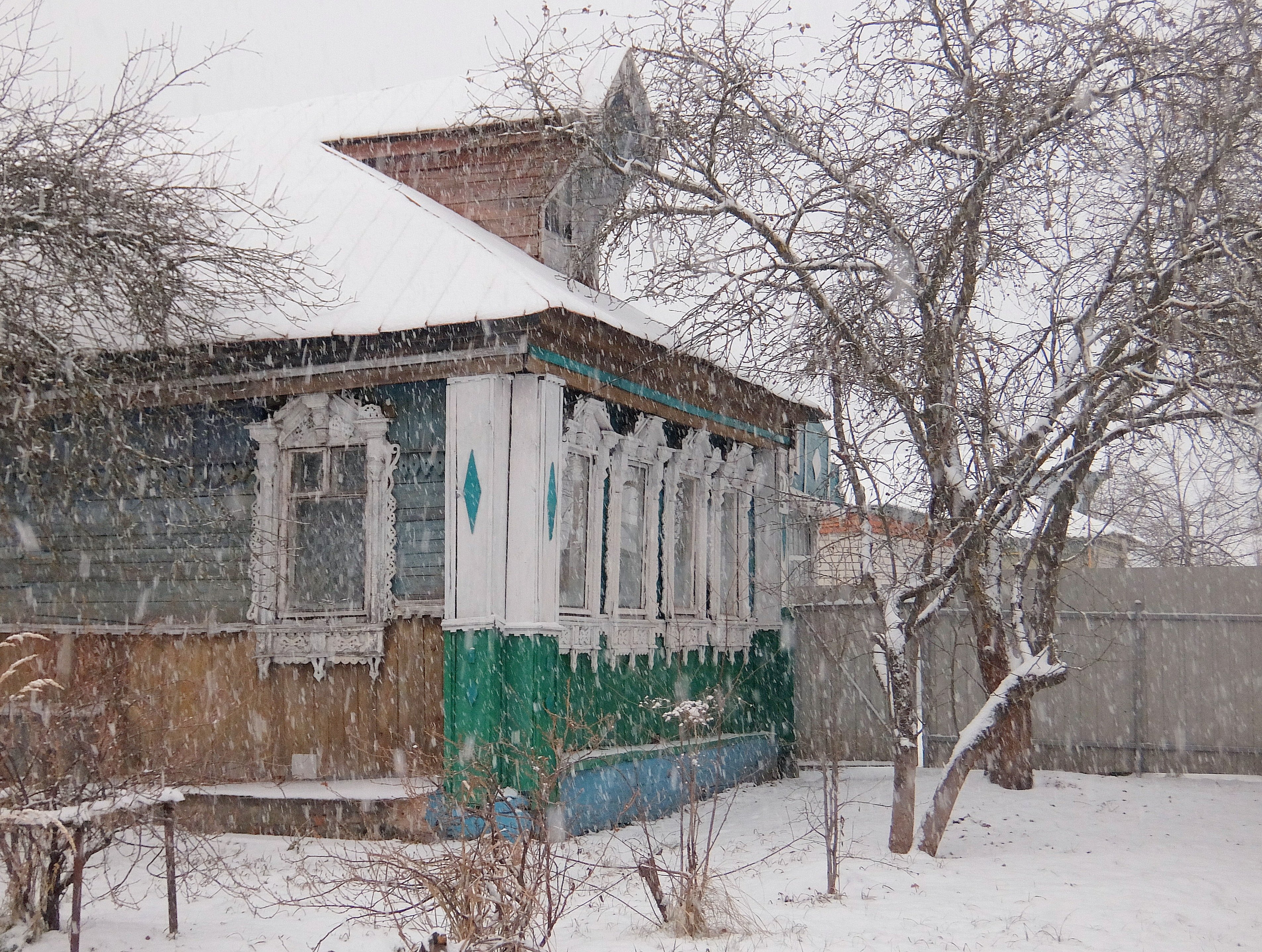 Домик окнами в сад заметает упрямо