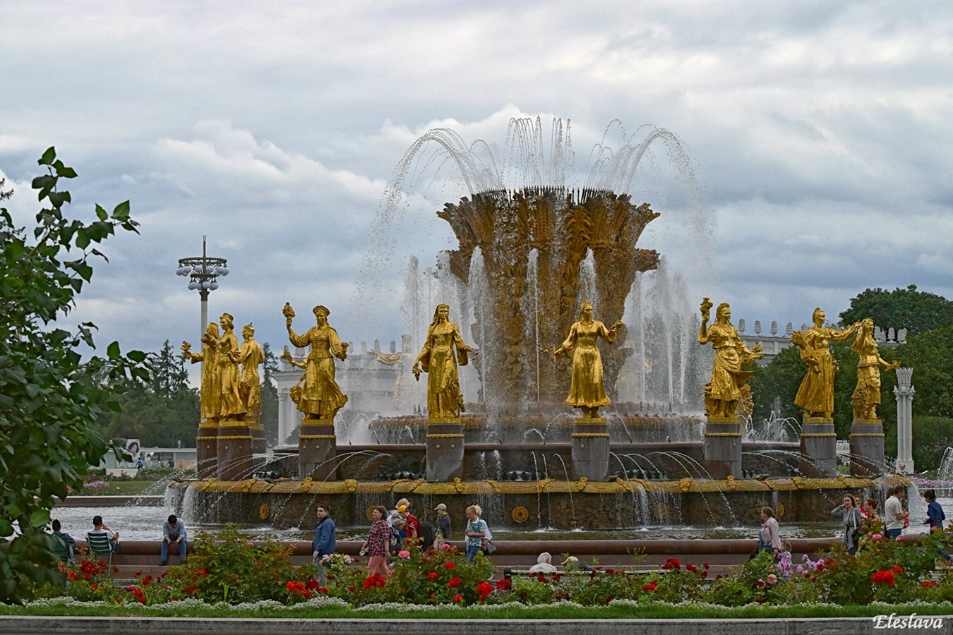 Фонтан дружбы народов сириус. Москва фонтан дружбы народов ВДНХ. Памятник дружбы народов ВДНХ. Фонтан Дружба народов на ВДНХ 1954. Фонтан дружбы народов Адлер.