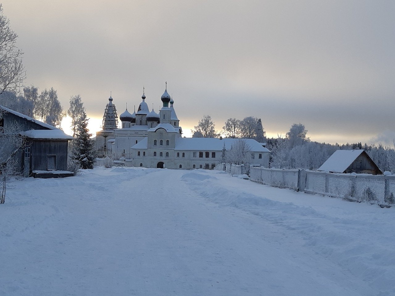 Монастырь Зимой Фото