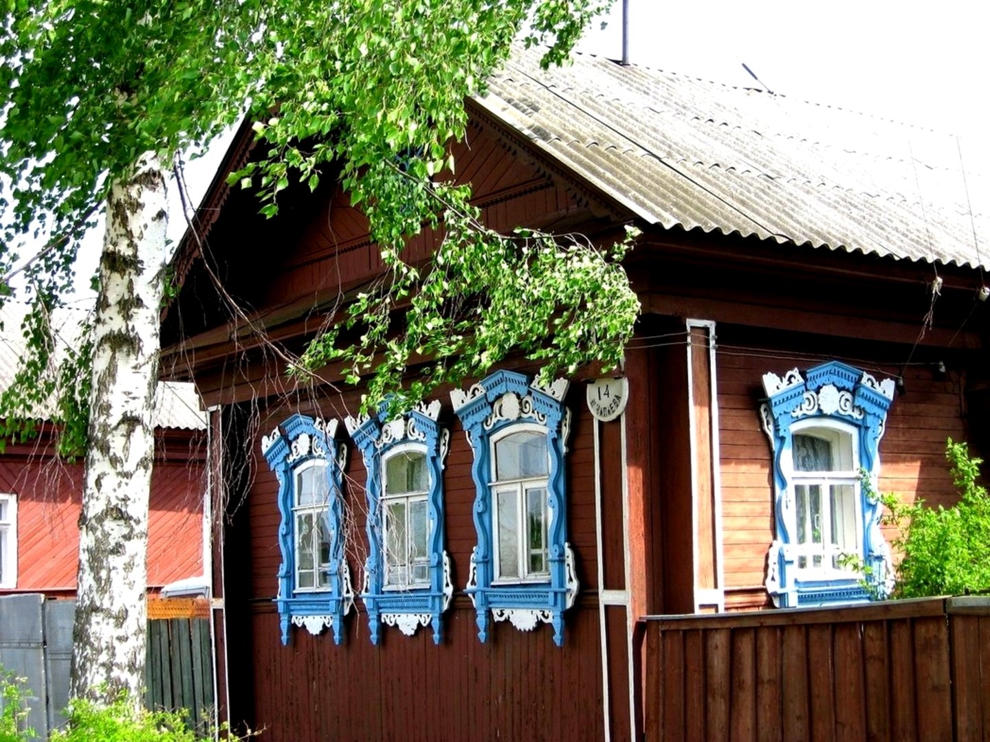Домики кострома. Деревенский домик с наличниками. Наличники деревенского дома красивые. Дом с голубыми наличниками Судиславль. Деревенские татарские дома с большими окнами.