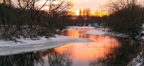 Зимний закат на незамерзшей речке