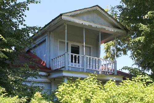 старинный дом с балконом