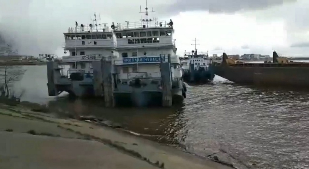 Баржа вышла из волги в каспийское. Судно затонуло в Бирске фото.