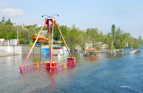 Весною Волга многоводна