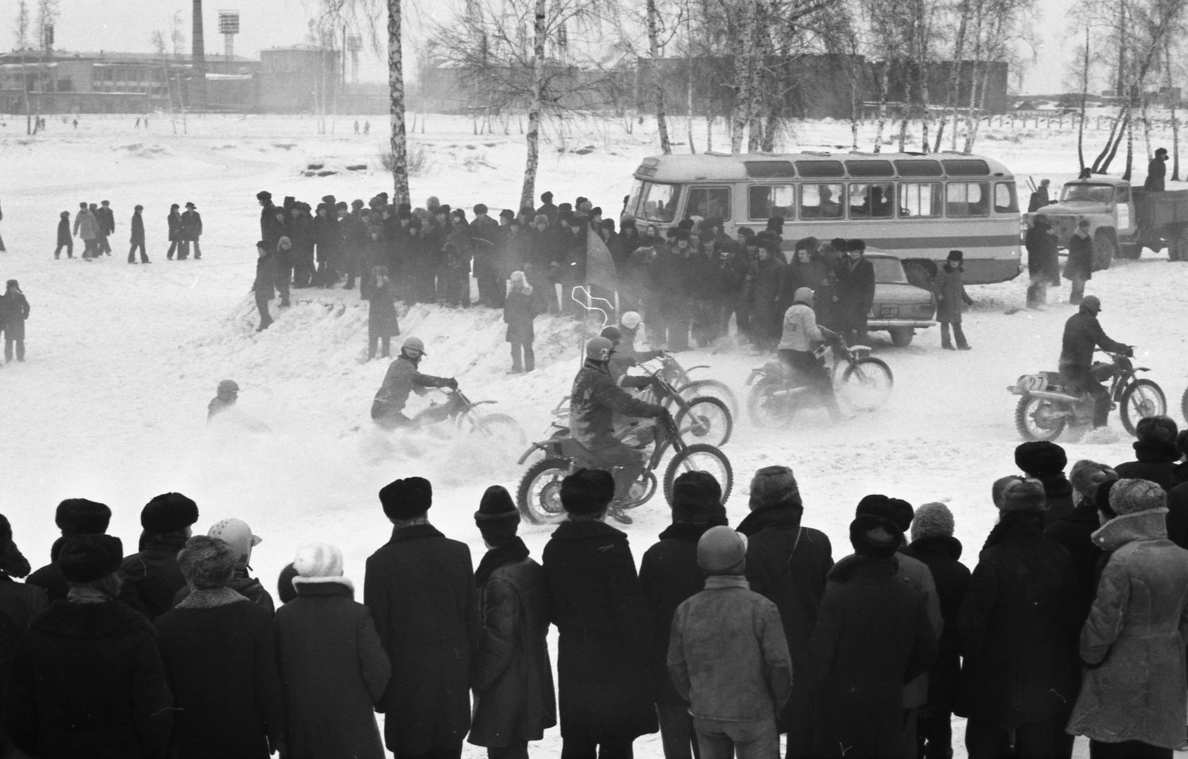 Января 1975. Парк ВЛКСМ Омск фото 2020 зима. Мотогонки на льду СССР ретро. Парк 30 лет ВЛКСМ Омск вечером зима. Масленица в 1970х годах.