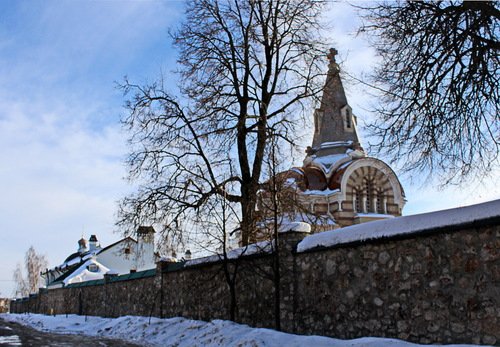за стеной Высоцкого монастыря