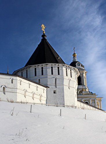 стена и башня монастыря