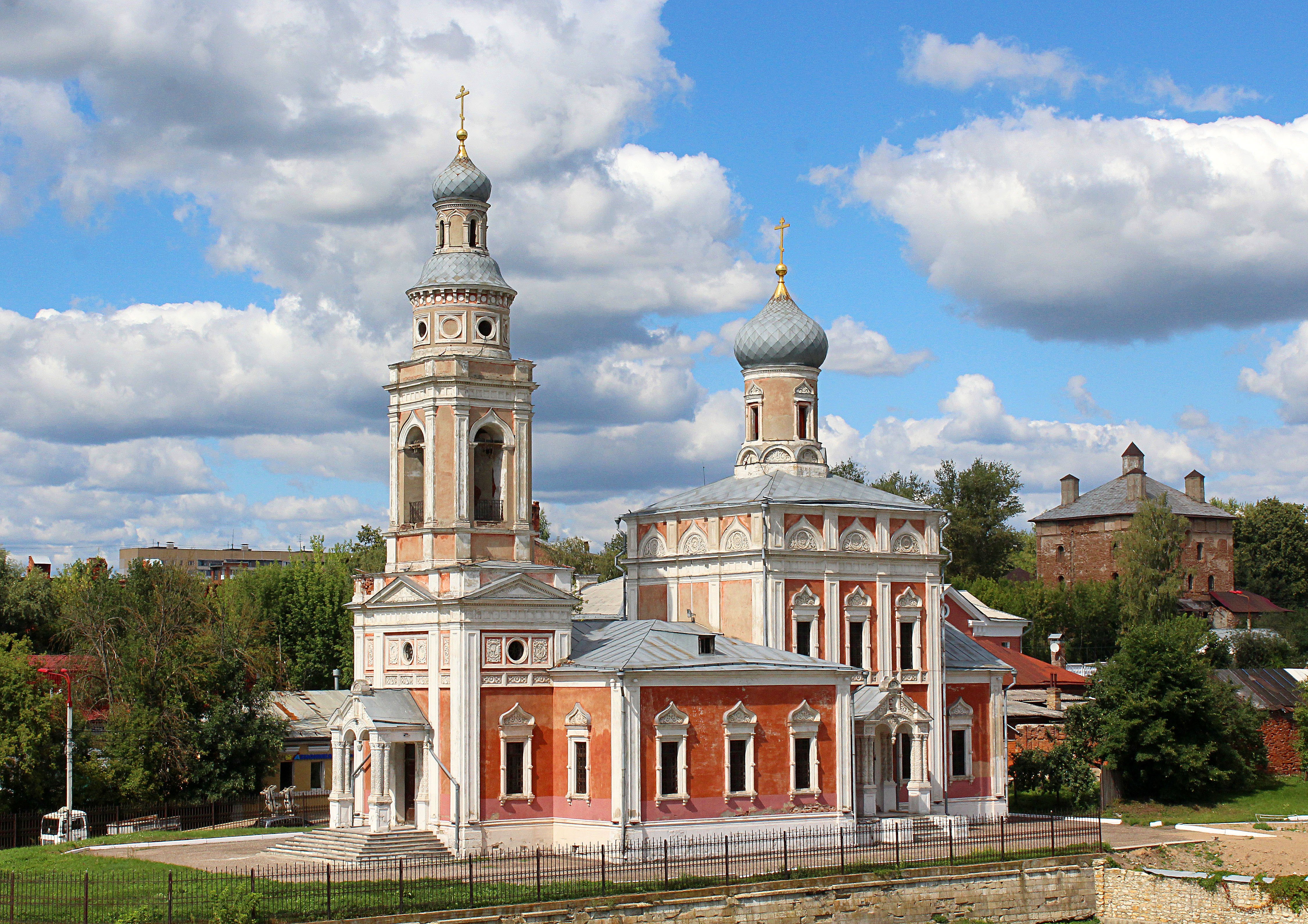 Храмы серпухова. Храм всех святых Серпухов. Кирпичная Церковь Серпухов. Церковь всех святых, Серпухов, Рабфаковский проезд.