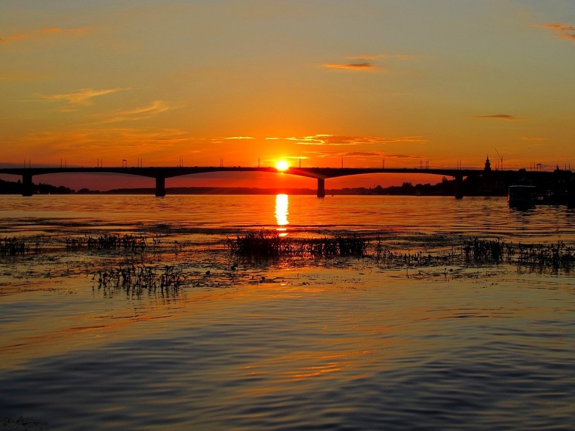 Восход и закат солнца казань. Река Волга утро в Саратове. Рассвет на Волге. Красивый закат на Волге. Красивые закаты над Волгой.