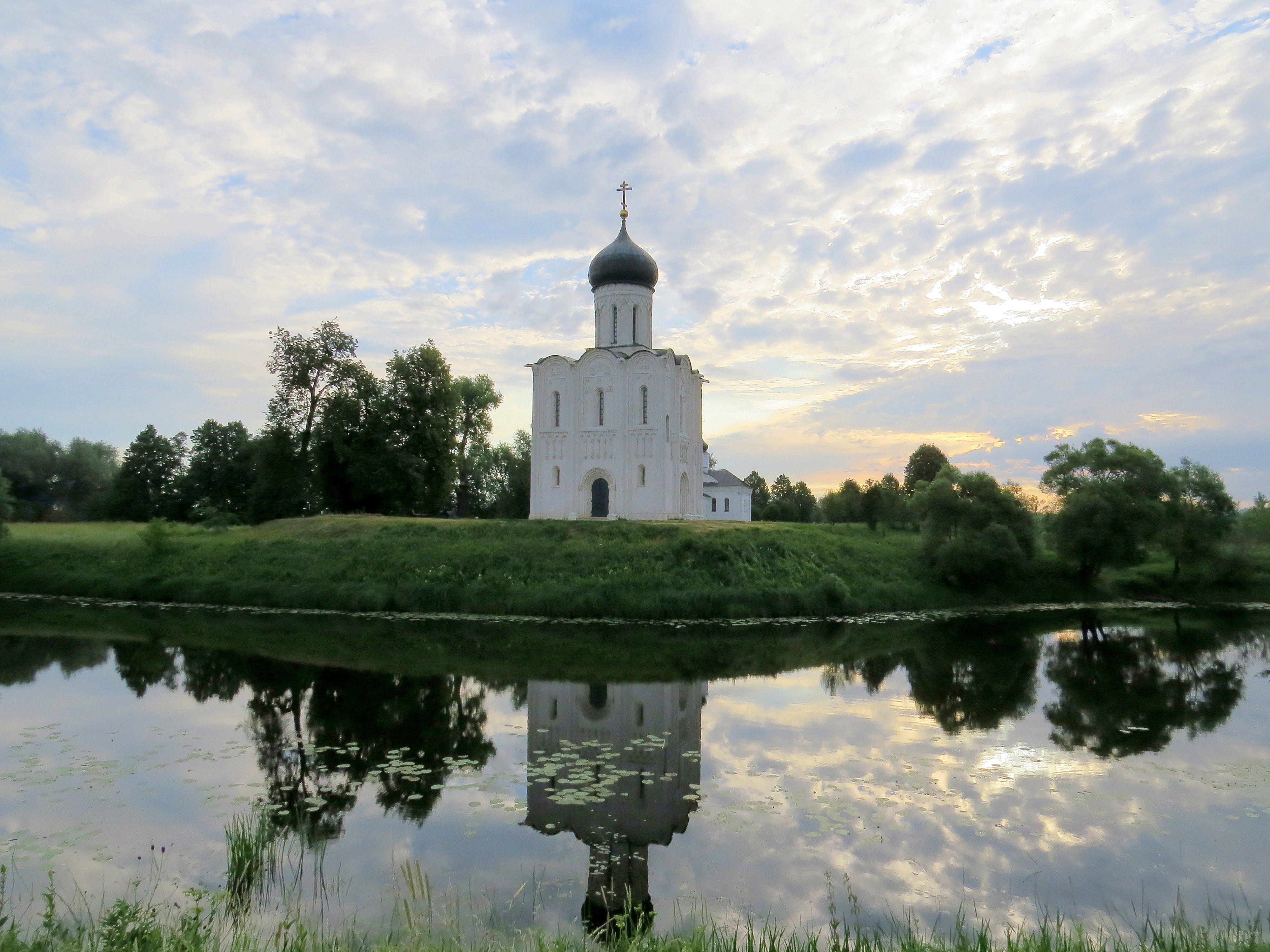 Покрова на Нерли Владимир весной