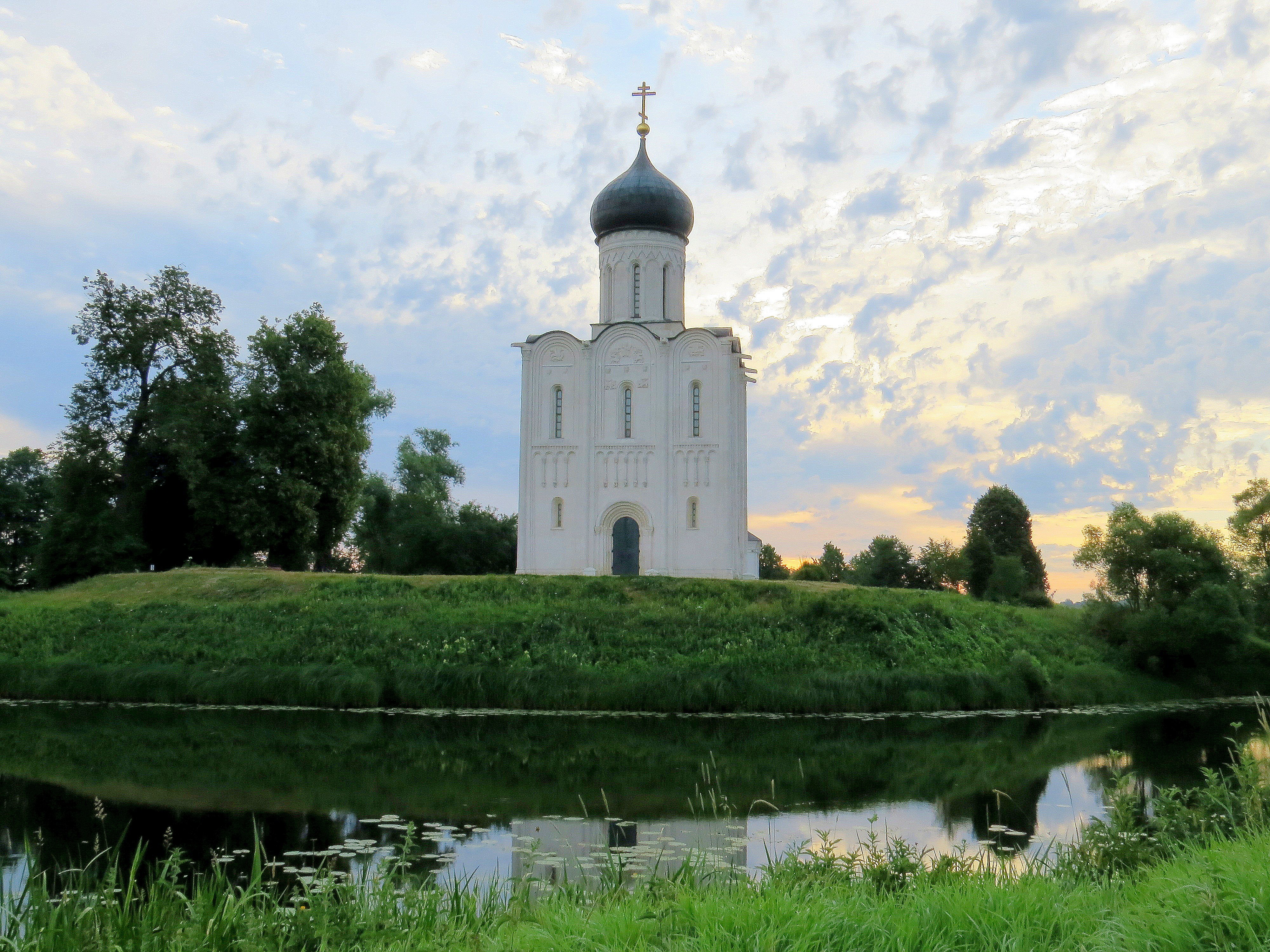 Памятник на нерли. Храм Покрова на Нерли. Храм спас Покрова на Нерли. Спас на Нерли Владимир. Храм Покрова на Нерли 1158-1165 гг.