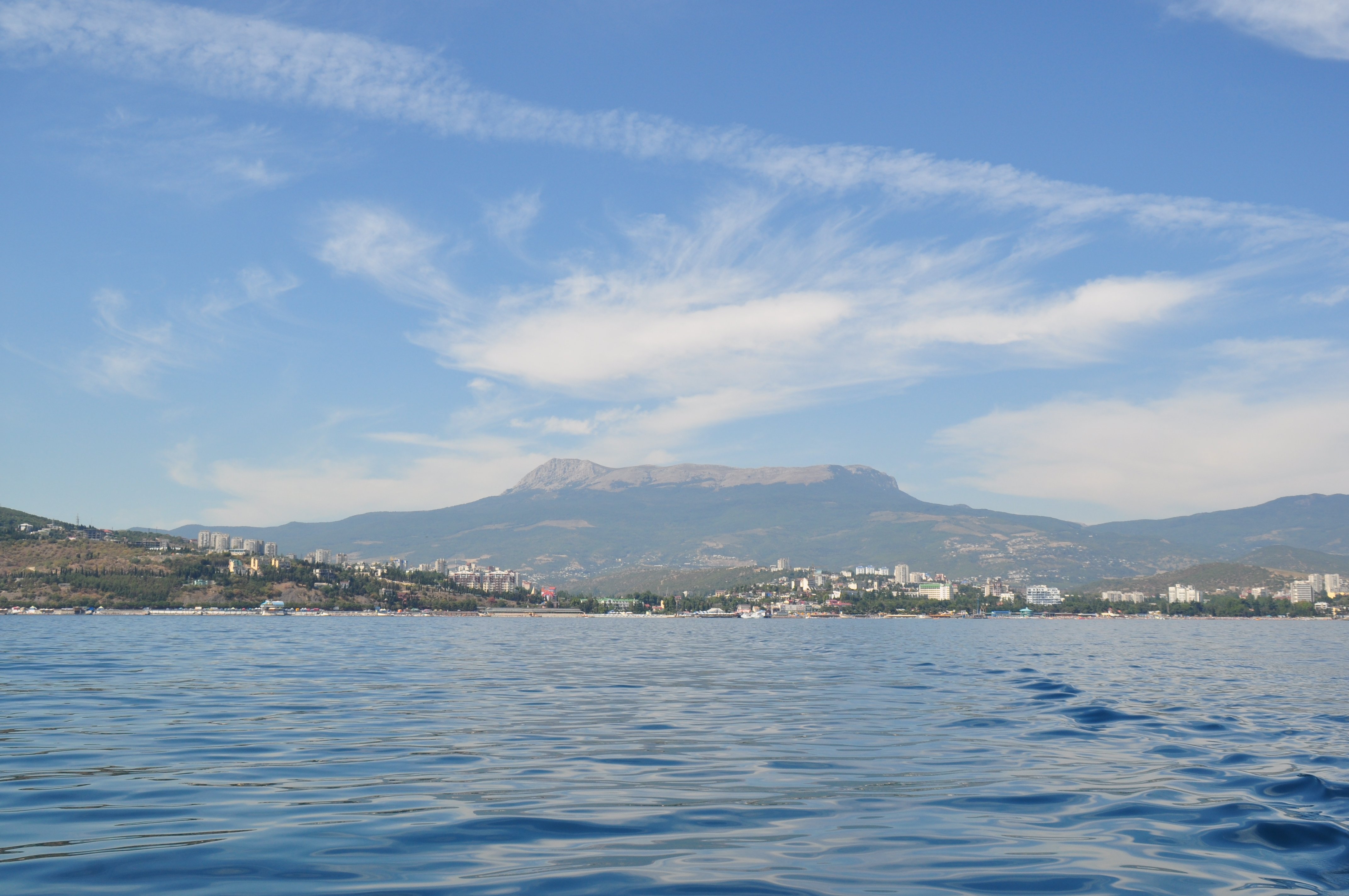 вид на алушту с моря