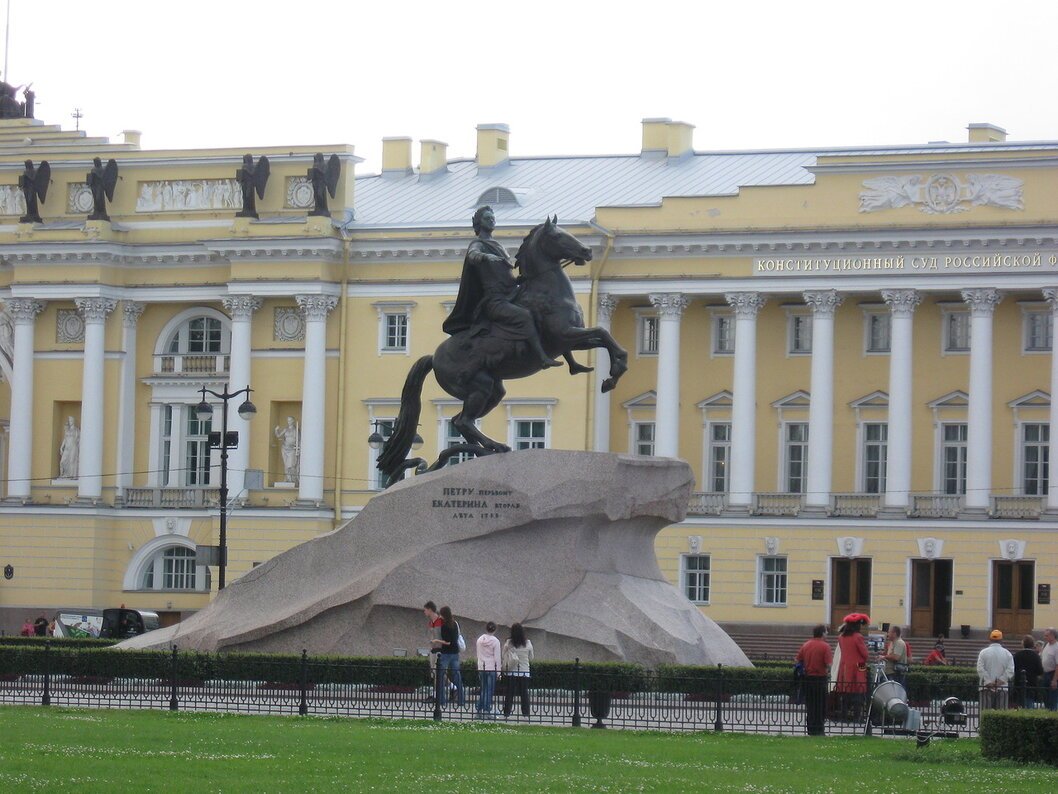 Памятники петербурга фото с названиями. Древние памятники СПБ. Памятник Петру 1 в Санкт-Петербурге. Санкт-Петербург рассвет медный всадник. Медный всадник в Санкт-Петербурге вечером.