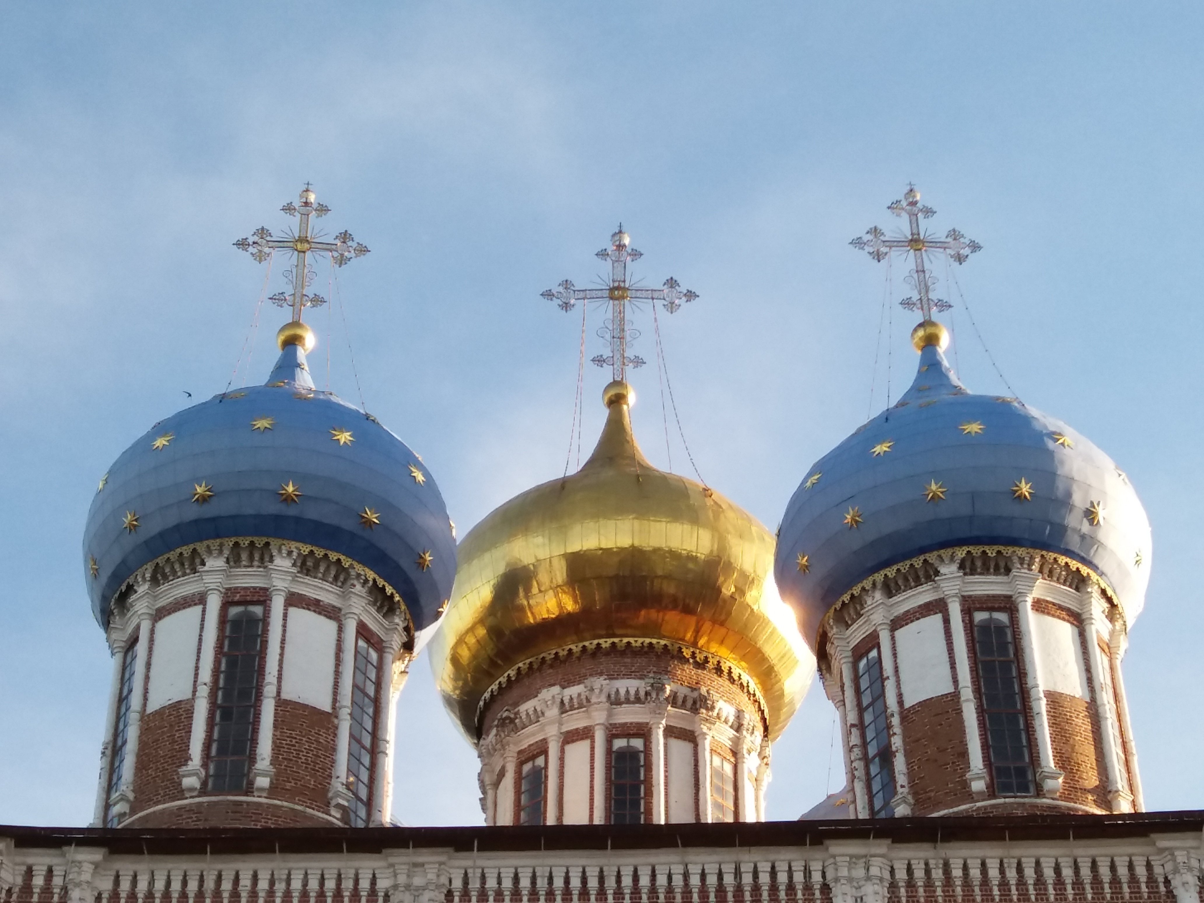 Церковь золотые купола Саратов