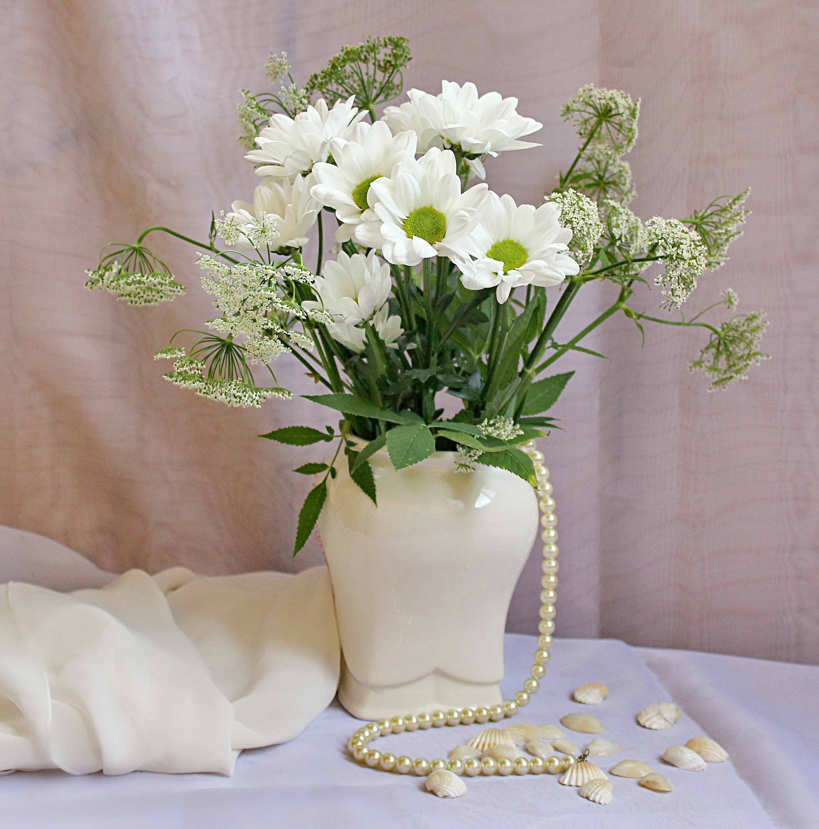 Букет белых хризантем в вазе
